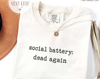 Camiseta Comfort Colors Social Battery: Camiseta divertida para introvertidos, humor sobre la ansiedad social.