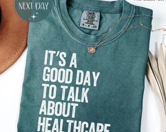 Es un buen día para hablar de la comodidad en la atención médica. Camiseta con colores, camiseta para trabajadores de la salud, camiseta con cita del campo médico.