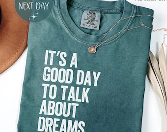 Camiseta Comfort Colors con la frase "Sueña en grande", camiseta con mensaje inspirador.