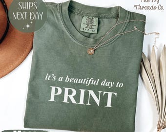 Comfort Colors® Moosgrün T-Shirt, It's A Day To Print, Siebdruckgrafik