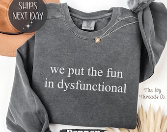 Sudadera Comfort Colors "We Put The Fun In Dyfunctional" (Ponemos la diversión en lo disfuncional), camiseta Sarcastic Family
