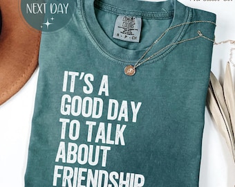 Es un buen día para hablar de amistad. Camiseta con colores que transmiten comodidad, camiseta con cita sobre la amistad, camiseta de regalo para la mejor amiga.