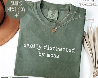 Camiseta Comfort Colors "Fácilmente Distraído por el Musgo", Regalo para Amantes de la Naturaleza