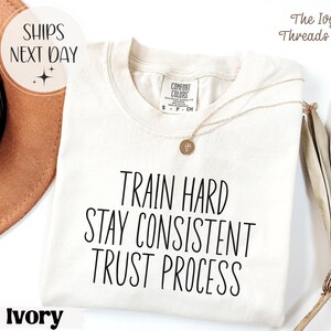 Peut inclure: Ensemble de trois tasses en céramique avec une finition mate et mouchetée. Chaque tasse est de couleur différente : bleu clair, crème et grise. Les tasses ont un design simple et moderne avec une anse confortable.