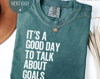 Es un buen día para hablar de metas. Camiseta de colores cómodos, camiseta con cita para fijar metas, camiseta con frase motivacional.