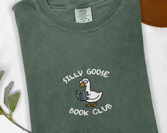 Camiseta bordada del Club del Libro del Ganso Tonto - Camiseta de lectura Comfort Colors