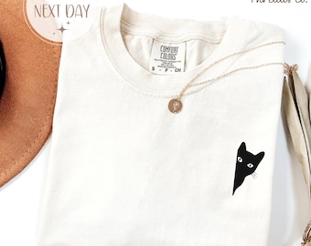 Besticktes Black Cat Comfort Colors T-Shirt - Verstecktes Kätzchen-Shirt