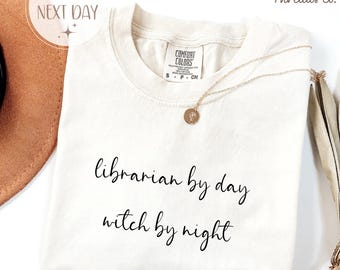 Komfort Farben Lustiges Bibliothekar Halloween Shirt - Witchy Buch Liebhaber Geschenk