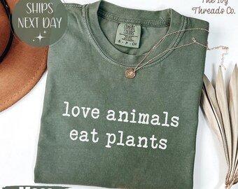 Comfort Colors® Liebe Tiere essen Pflanzen Tshirt, Vegan Geschenk Sweatshirt, Pflanzenbasierter Lebensstil Shirt, Tierrechte Grausamkeit Frei T-Shirt
