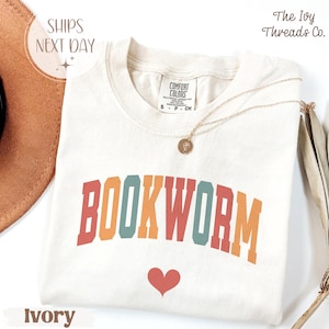 Comfort Colors® Bücherwurm Shirt, Buchliebhaber T-Shirt, Bücherwurm Outfit, Buchclub Kleidung, Bücherwurm T-Shirt, Leselehrer Tshirt, Bibliothekar Geschenk