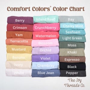 Peut inclure: Un nuancier de couleurs pr&eacute;sentant des v&ecirc;tements Comfort Colors. Le tableau comprend une gamme de couleurs, notamment Berry, Crimson, Yam, Terracotta, Mustard, Banana, Ivory, White, Island Reef, Crunchberry, Watermelon, Blossom, Orchid, Violet, Chambray et Blue Jean.