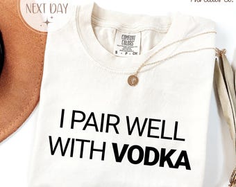 'I Pair Well With Vodka'-shirt met comfortkleuren, grappig T-shirt