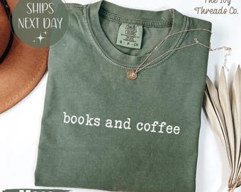 Camiseta de libros y café con colores reconfortantes, un regalo acogedor para el lector