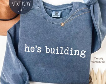 Camiseta «Él está construyendo» de Comfort Colors, sudadera motivacional para trabajadores y soñadores