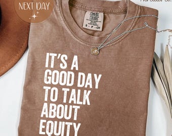 Es un buen día para hablar de equidad. Camiseta Comfort Colors, camiseta con cita sobre igualdad, camiseta de justicia social.
