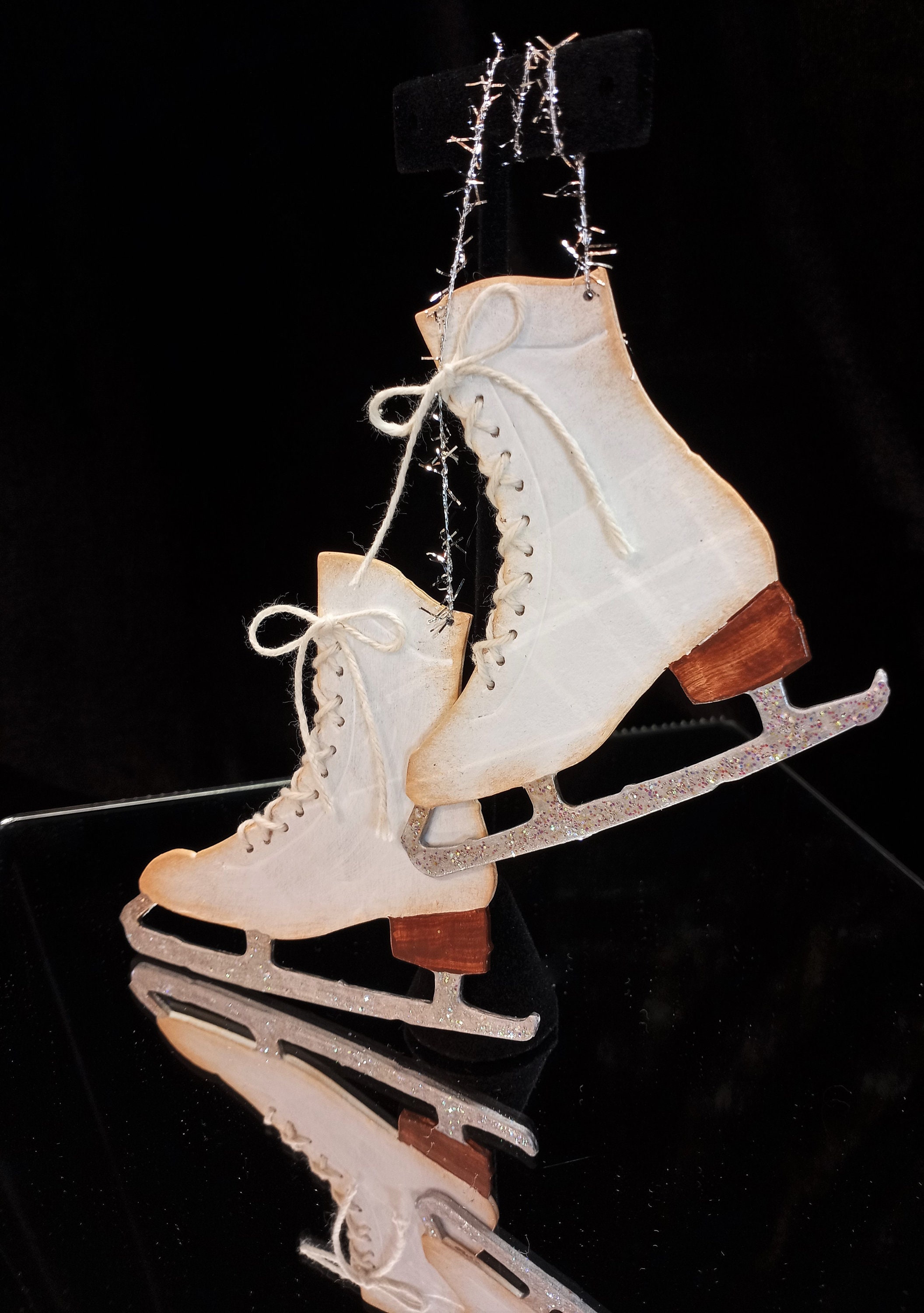 paire de patins à glace bleus. patins artistiques. patins à glace