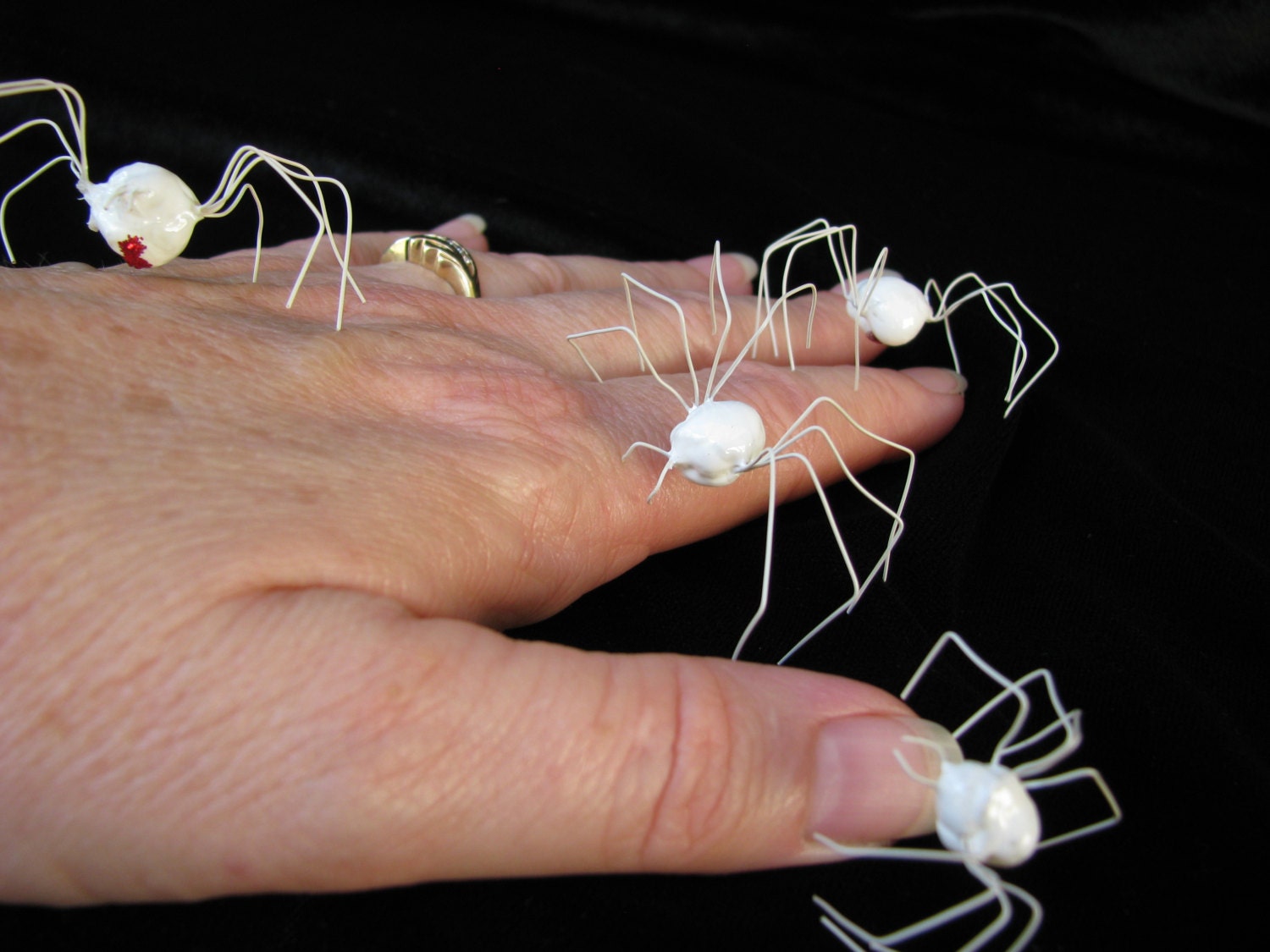 Albino Black Widow Spider, 5 Realistic Black Widows, Handmade White Ghost Spider, Halloween Spiders, Spiders for Decoration, Creepy Spiders