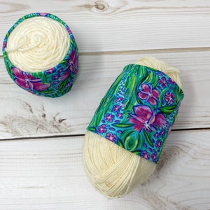BEEBY Premium Acrylic Wrist Yarn Holder: Portable Yarn Organizer for  Tangle-Free Knitting, Major Companion for Craft Enthusiasts, Random Style