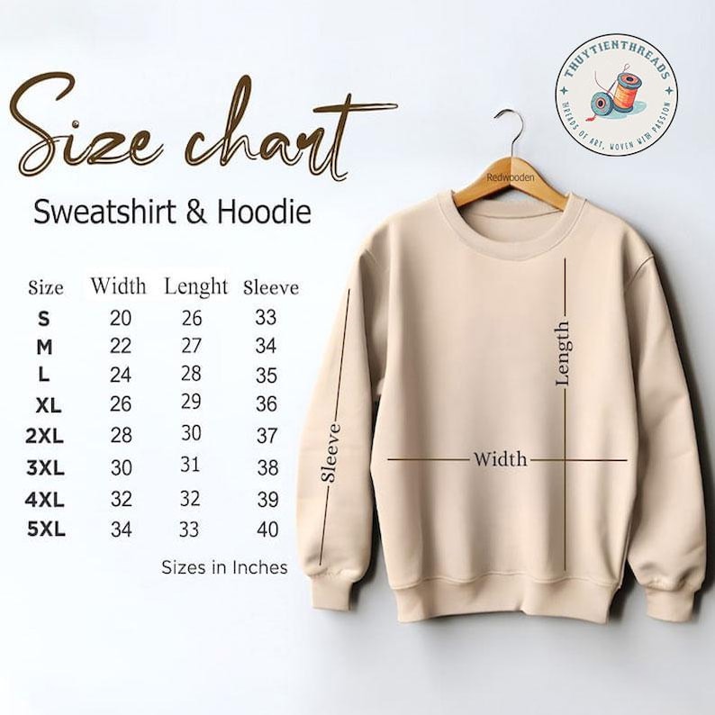 K&ouml;nnte beinhalten: Ein beigefarbenes Sweatshirt h&auml;ngt an einem Holzb&uuml;gel, mit einer Gr&ouml;&szlig;entabelle f&uuml;r Sweatshirts und Hoodies. Die Tabelle listet die Gr&ouml;&szlig;en S bis 5XL auf, mit Ma&szlig;en in Zoll f&uuml;r Breite, L&auml;nge und &Auml;rmel. Der Text "Size chart Sweatshirt & Hoodie" steht oben.