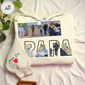 Może przedstawiać: Kremowa bluza z napisem "PAPA" dużymi czarnymi literami. Nad słowem znajduje się kolaż zdjęć. Lewy rękaw ma wyhaftowane imię "Jason Dev" z czerwonym sercem.