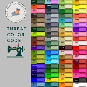 K&ouml;nnte beinhalten: Eine Farbkarte f&uuml;r Stickgarn mit einer gro&szlig;en Auswahl an Farbt&ouml;nen und den entsprechenden Farbcode. Das Bild enth&auml;lt ein Logo mit Garnrollen und den Text "Thread Color Code". Eine Illustration einer Vintage-N&auml;hmaschine ist ebenfalls vorhanden.