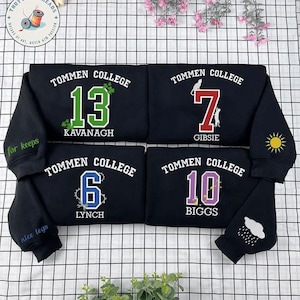 Puede incluir: Cuatro sudaderas negras con texto blanco "TOMMEN COLLEGE" sobre números grandes. Cada sudadera tiene un número y un nombre diferentes. Una manga dice "for keeps", otra dice "nice legs". Las otras mangas tienen gráficos.