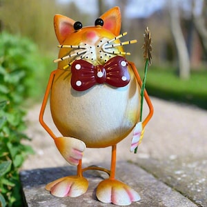 Metal Cat Ornament, Garden Cat Figurine, Bobbin Cat Ornaments for Home and Garden, Ginger Cat Holding Flower, Cute Gifts for Cat Lovers
