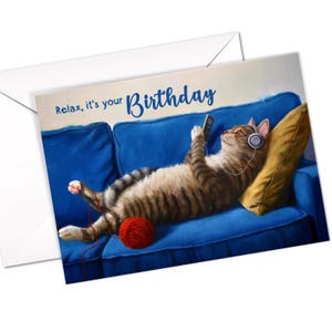 Verjaardagskaart grappige kat, schattige kat kaartillustratie, kattenliefhebber gelukkige verjaardag, relaxen, ontspannen kaart, blanco binnenkant door kunstenaar Lucia Heffernan