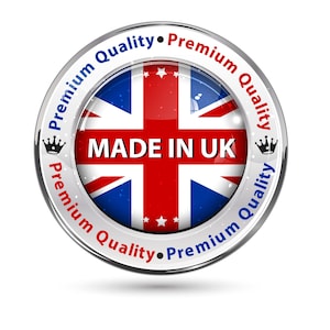 Pu&ograve; includere: Un badge argentato con una bandiera britannica al centro e il testo "MADE IN UK" in bianco. Il badge &egrave; circondato dal testo "Premium Quality" ripetuto quattro volte.