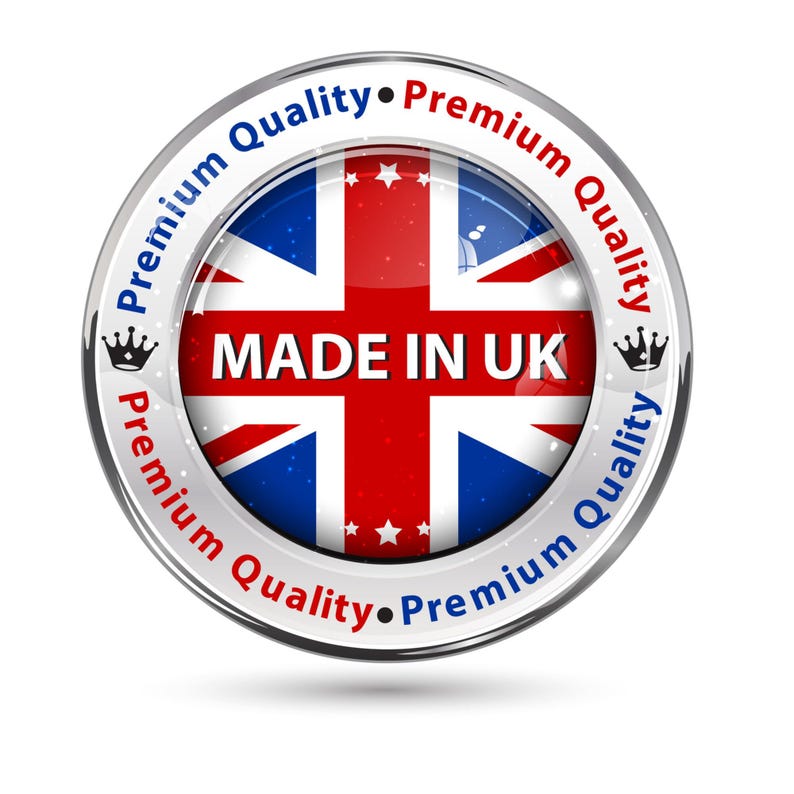 Pu&ograve; includere: Un badge argentato con una bandiera britannica al centro e il testo "MADE IN UK" in bianco. Il badge &egrave; circondato dal testo "Premium Quality" ripetuto quattro volte.