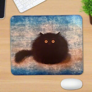 Pode incluir: Um gato preto com grandes olhos redondos e um corpo redondo e felpudo. O gato está sentado em um fundo azul e branco com textura grunge.