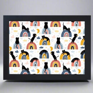 Peut inclure: Un fond blanc avec un motif répétitif de chats noirs assis sur des arcs-en-ciel colorés. Les arcs-en-ciel sont de couleur jaune, orange, rose, bleu et gris. Le fond est parsemé de petits points blancs et de nuages.