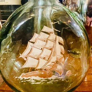 Dekanter Fitzgerald Flagship nr 2 z lat 60. XX w. | Zielona szklana butelka na whisky ze statkiem | Wheaton lub Owens-Illinois | Vintage Naczynia barowe w stylu marynistycznym |