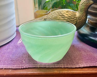 Vintage Hazel Atlas Swirl Jadeite Mixing Bowl – Satin Frosted Mid-Century Glass – Unmarked