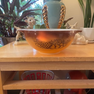 Vintage Pyrex Golden Acorn Cinderella Mixing Bowl – Autumn Harvest Brown Orange 2.5 Qt – 1970s Retro Kitchenware