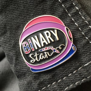 Orgullo bisexual, pin de esmalte, estrella binaria, orgullo bi, esmalte suave, casco espacial, pines LGBT, bisexualidad, visibilidad bi, bandera bi imagen 2