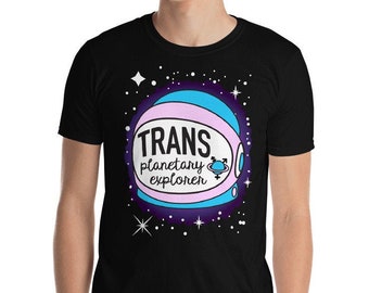 Camisa Trans Pride - Camiseta Unisex de manga corta - Explorador Planetario Trans - Orgullo Transgénero - Orgullo LGBTQ - Camiseta Trans Flag