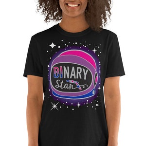 Peut inclure: T-shirt noir avec un graphique d'un casque spatial avec le texte "BINARY star" dans un schéma de couleurs arc-en-ciel.
