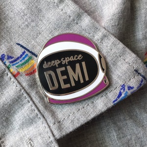Demisexual Pride, Emaille Pin, Deep Space Demi, Soft Enamel, Weltraum Helm, LGBTQ Pins, Demisexualität, Asexualität, Ace Flagge