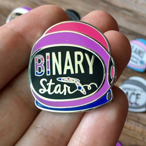 Fierté bisexuelle, broche en émail, étoile binaire, fierté bi, émail doux, casque spatial, épingles LGBT, bisexualité, visibilité bi, drapeau bi Hard Enamel