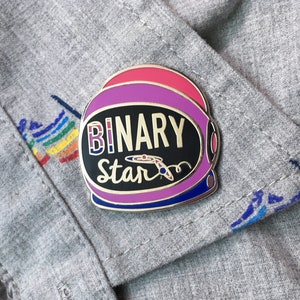 Fierté bisexuelle, broche en émail, étoile binaire, fierté bi, émail doux, casque spatial, épingles LGBT, bisexualité, visibilité bi, drapeau bi image 1