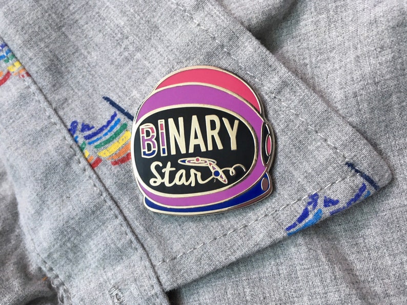 Orgullo bisexual, pin de esmalte, estrella binaria, orgullo bi, esmalte suave, casco espacial, pines LGBT, bisexualidad, visibilidad bi, bandera bi imagen 1