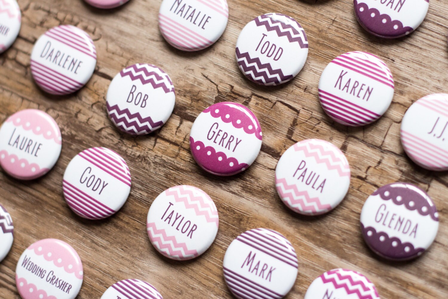 Schaltflache Escort Karten Hochzeit Namensschilder Tags Ort Karte Pins Personalisierte Sitzgelegenheiten Diagramm Schattierungen Von Lila Tisch
