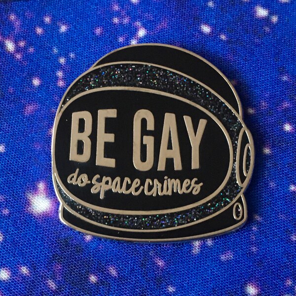Be Gay Do Space Crimes, pin de esmalte, orgullo gay, pin de astronauta, LGBTQ, casco espacial, orgullo queer, nerd científico, regalo de orgullo
