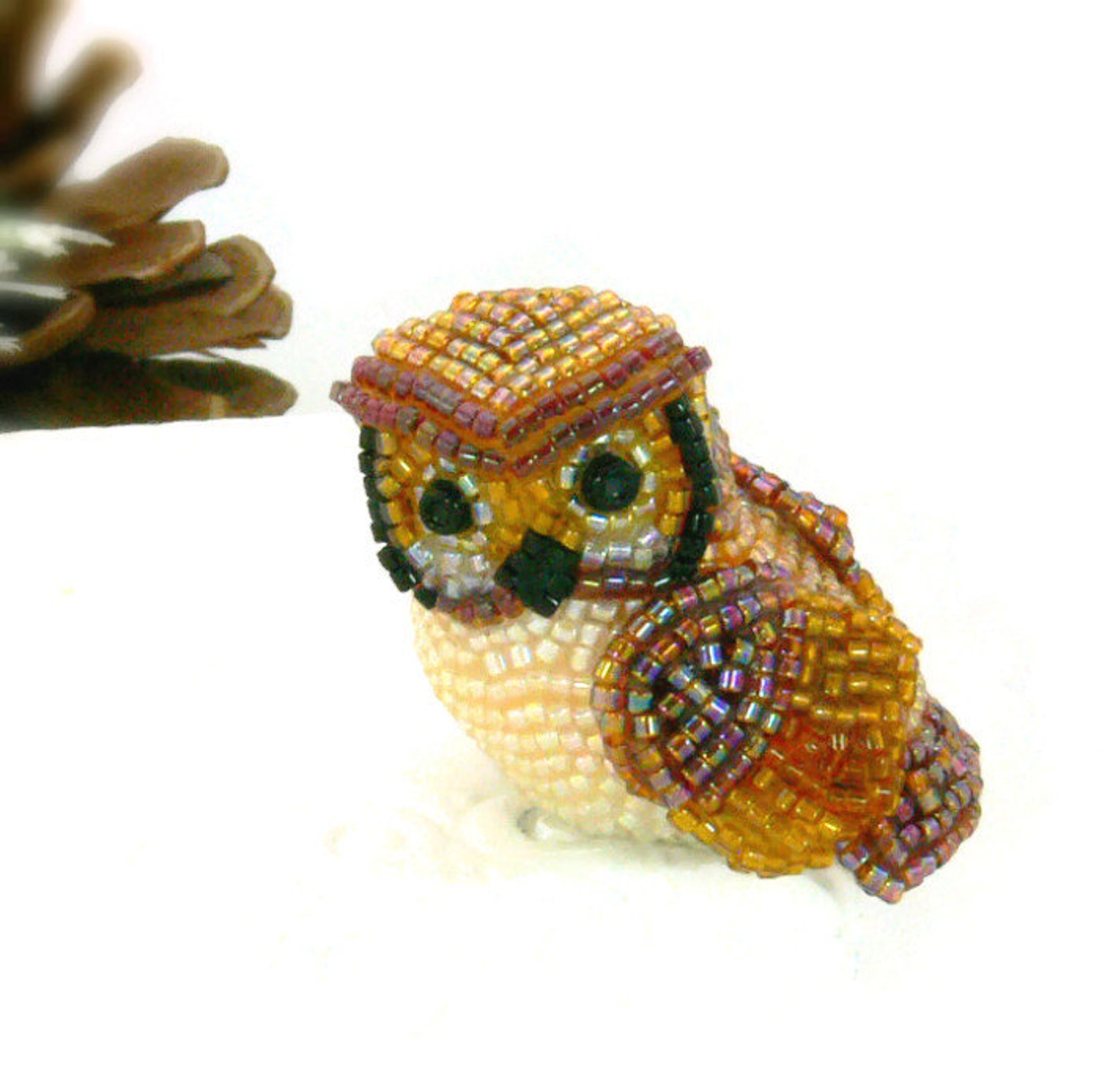 Вышитая брошь сова. Брошь сова валберис. Брошка сова. Сова из бисера. Сова из бисера.