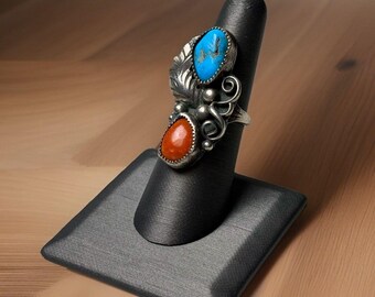 Anillo de plata de ley talla 7, con turquesa y coral, firmado por un artista nativo americano.