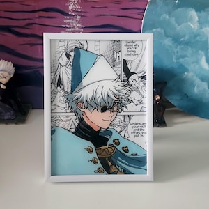 Könnte beinhalten: Ein rechteckiger weißer Rahmen mit einer farbigen Manga-Illustration eines Charakters mit stacheligem weißem Haar, der einen hellblauen spitzen Hut und einen passenden Umhang trägt. Die Figur trägt eine kleine runde Brille und Sprechblasen.