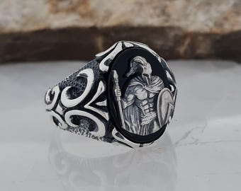 Anillo de ónix negro artesanal: joyería unisex de plata de ley con diseño de guerrero espartano.