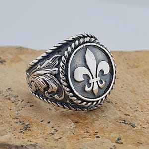 Anillo de flor de lis hecho a mano en plata de ley 925, joyería vintage para hombre, anillo llamativo con diseño intrincado, regalo único para él
