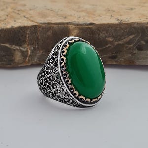 Handgefertigter Silberring mit großem grünem Quarzit-Jade Stein. Einzigartiges Design, perfekt für elegante oder legere Kleidung.